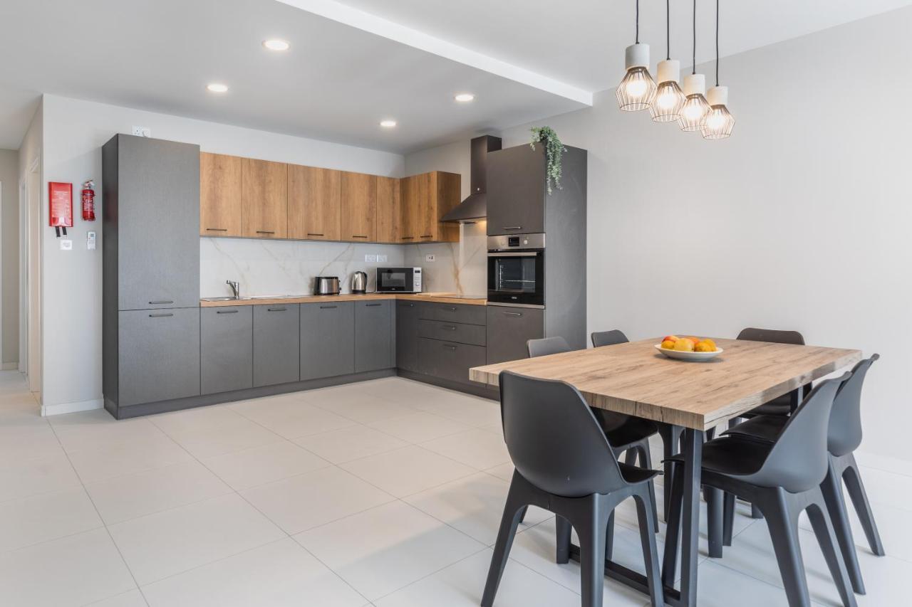 New & Located 3 Double Bedroom - Close To Amenities